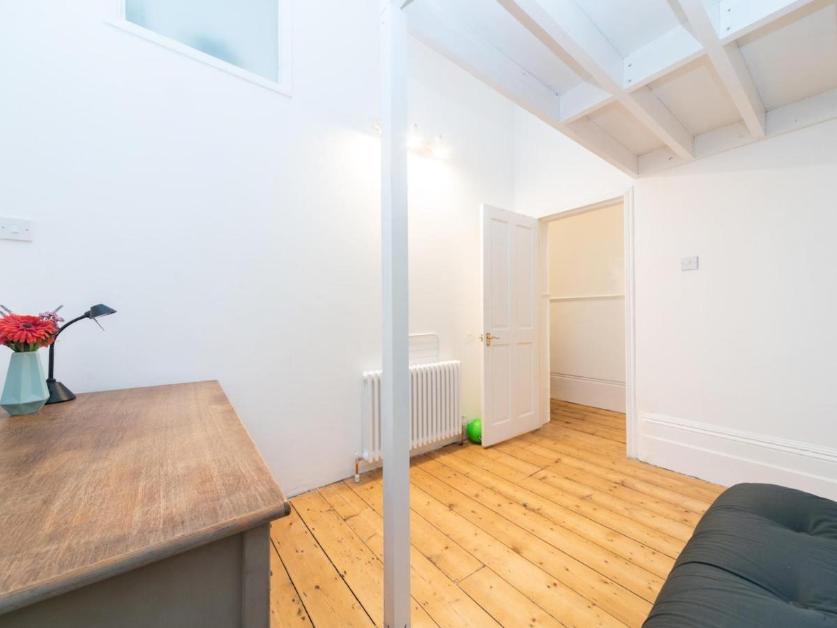 Pass The Keys Rustic And Quirky Flat In Charming Charlton Village London Exterior photo